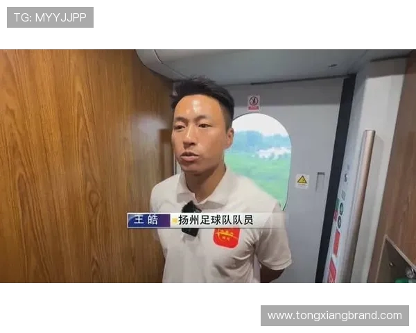 扬州企业家驾机飞越苏超赛场 5 架国产飞机编队空中助威(2)